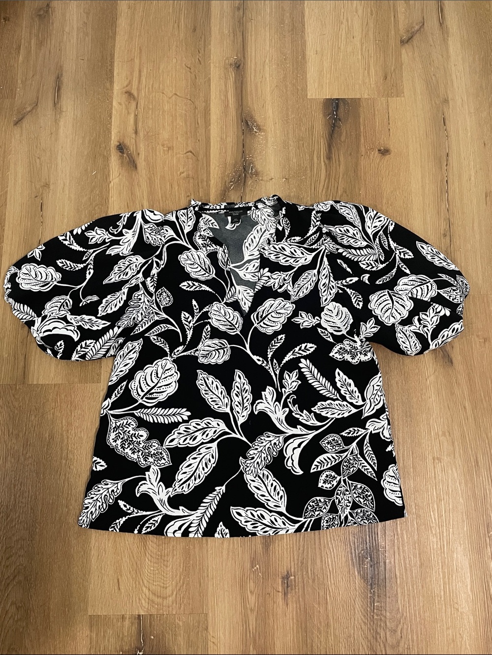 Ann Taylor Factory Black and White Floral V-Neck Puff Sleeve Blouse